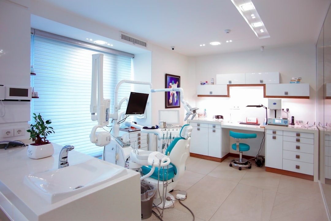 Clínica dental moderna con equipamiento de calidad