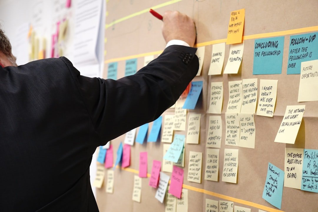 Planificación de estrategia de marketing digital sobre mesa de trabajo